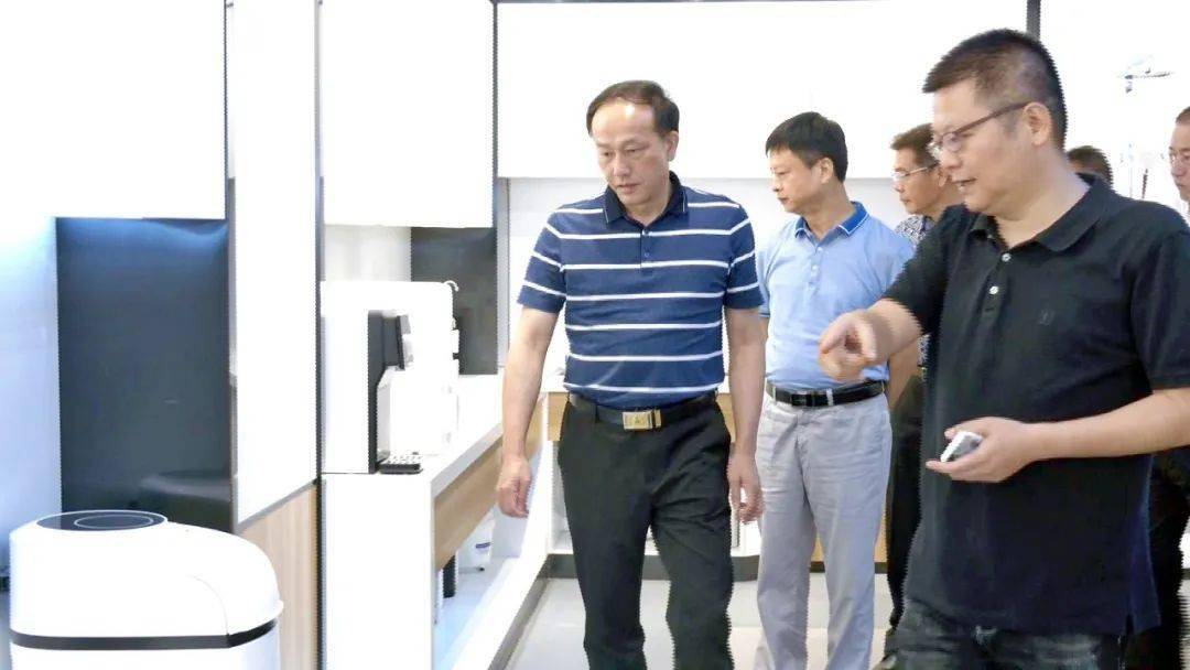 当天,县领导黄添木,杨燕明还实地走访了建霖集团,了解企业的运营情况