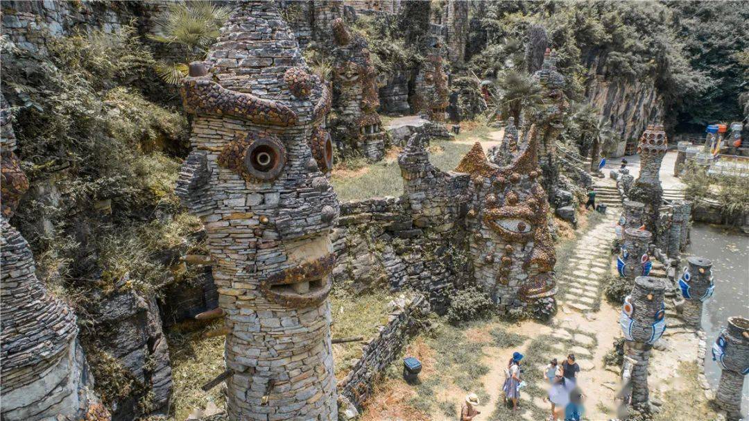 一块块堆叠而起的石柱,用废弃的陶片勾勒出眼睛嘴唇,粗狂线条凝结出一