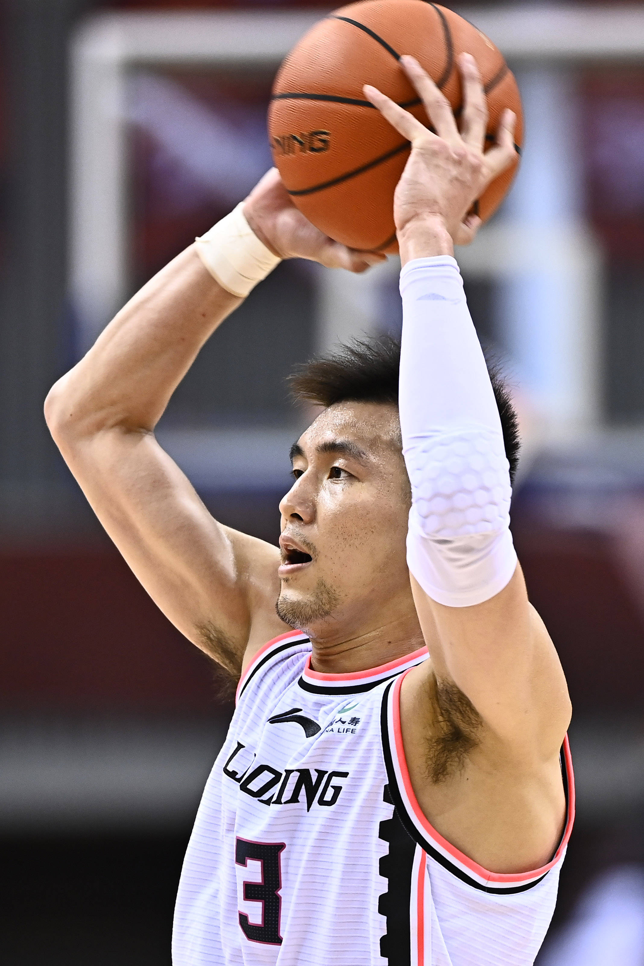 7月26日,辽宁本钢队球员郭艾伦(中)在比赛中上篮受