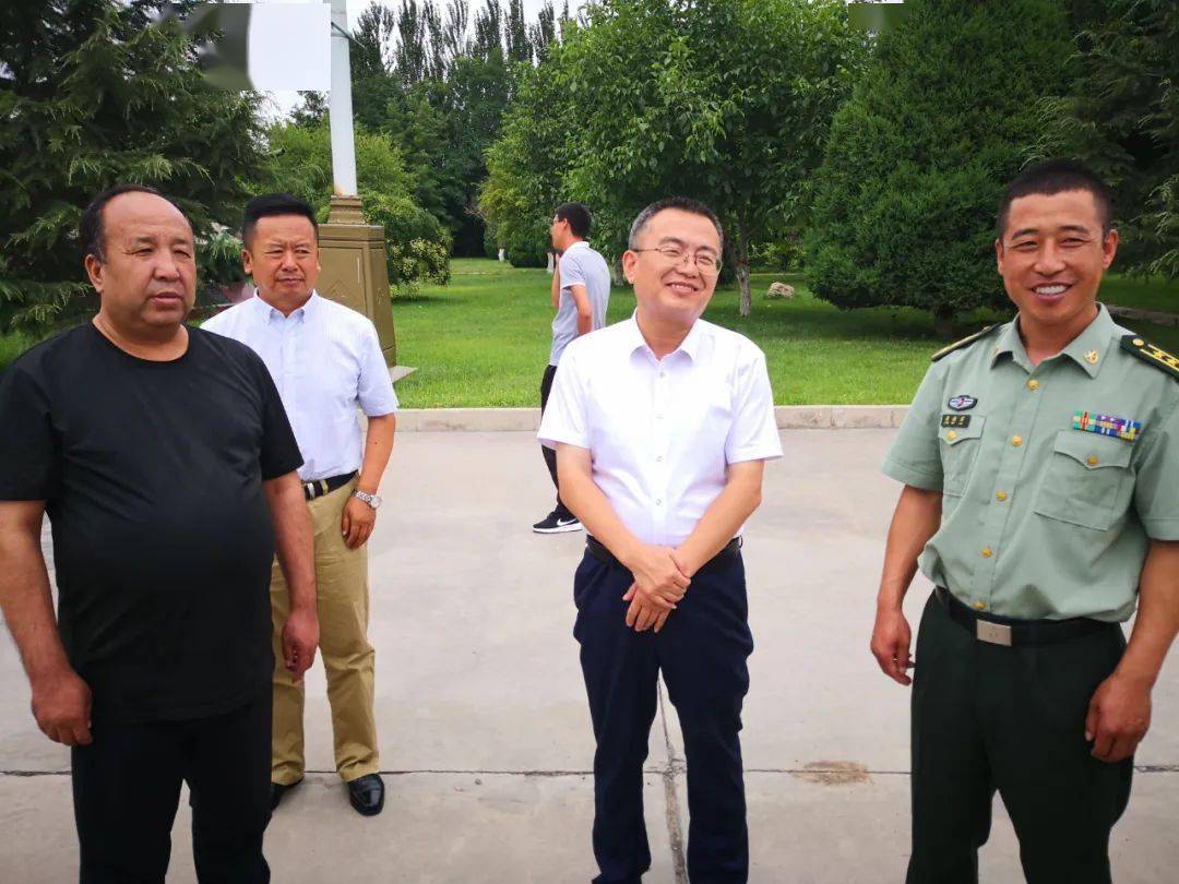 张自力一行首先来到驻青某部队,详细询问了部队日常训练及生活情况,并