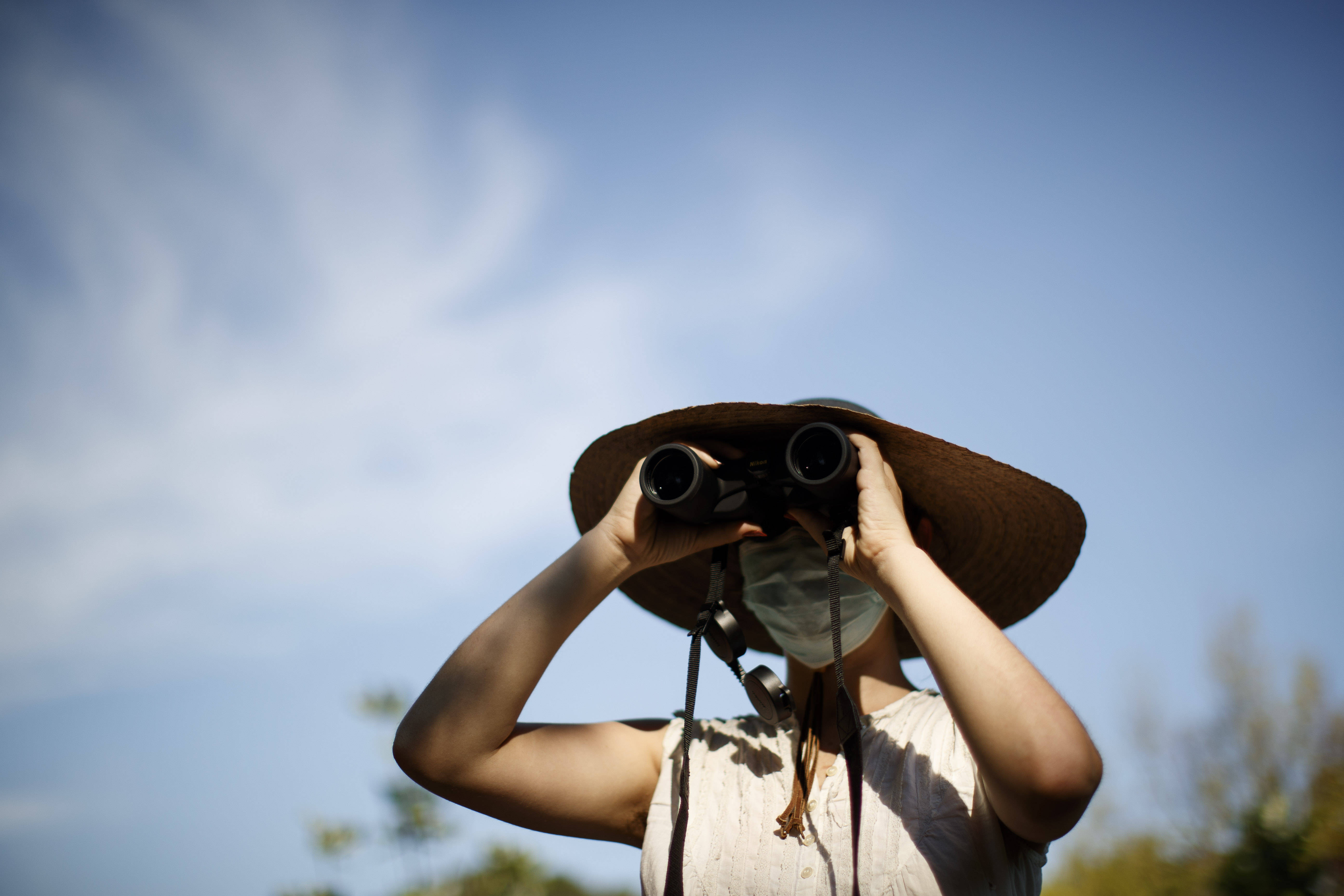 华盛顿,2020年7月27日7月26日,一名女子在美国首都华盛顿用望远镜观鸟