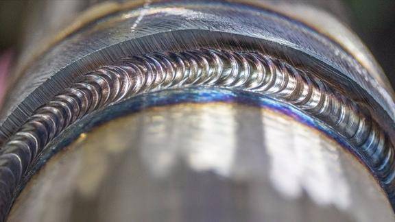 两根粗细不一样的空心管用鱼鳞焊的方式焊接一般人根本搞不定