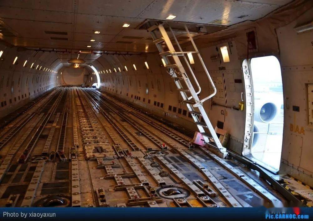 飞机上的出口,开口等,可能是舱门,舱口,检修口等.