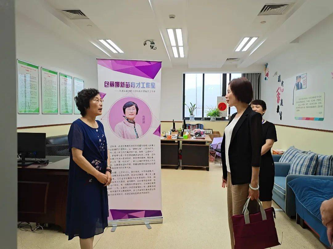 包丽娜是中国家庭教育高级指导师,资深学前教育,青少年儿童教育专家