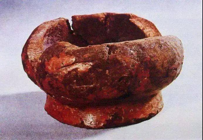 1978年,在浙江余姚县河姆渡村出土的朱漆木制圆碗,内外均有朱红色漆涂