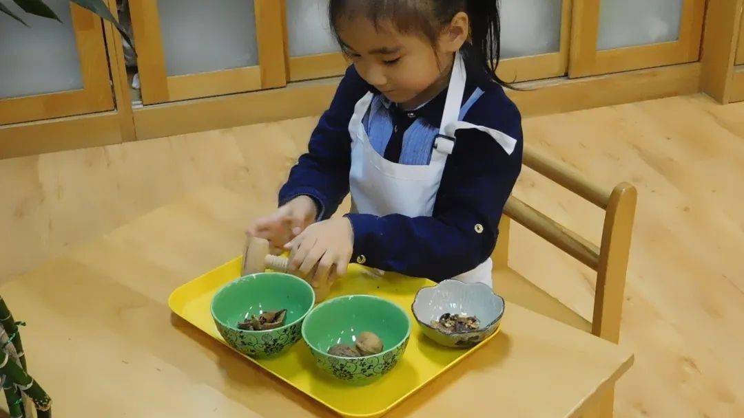 美丽草地蒙台梭利日常生活与感官教育奠定孩子一生成长发展的基础