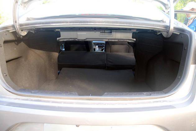 尾箱的容积常规状态下为430l,后排座椅还支持放倒,然后容积就可扩容为