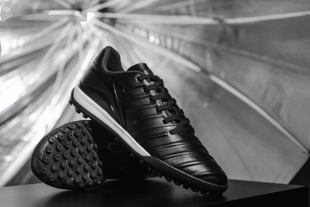 李宁足球发布铁系列袋鼠皮tf战靴se版本