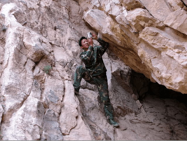 【边疆时空】人物故事 | 范荣南,曼德拉山岩画保护传承"第一人"