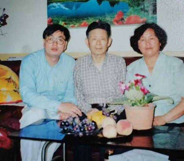 上个世纪九十年代初,公木先生,朝刚先生召我回去参加松花湖会议,一起