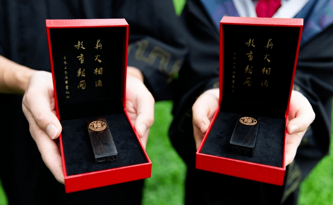 满满的祝福看各高校花式毕业礼物大比拼