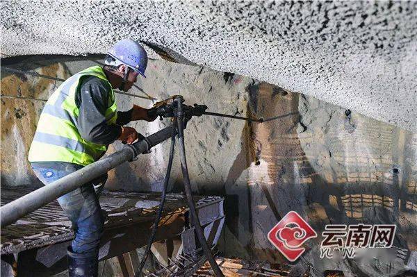 好消息就在罗平阿岗一条长约17公里的高速路隧道胜利贯通