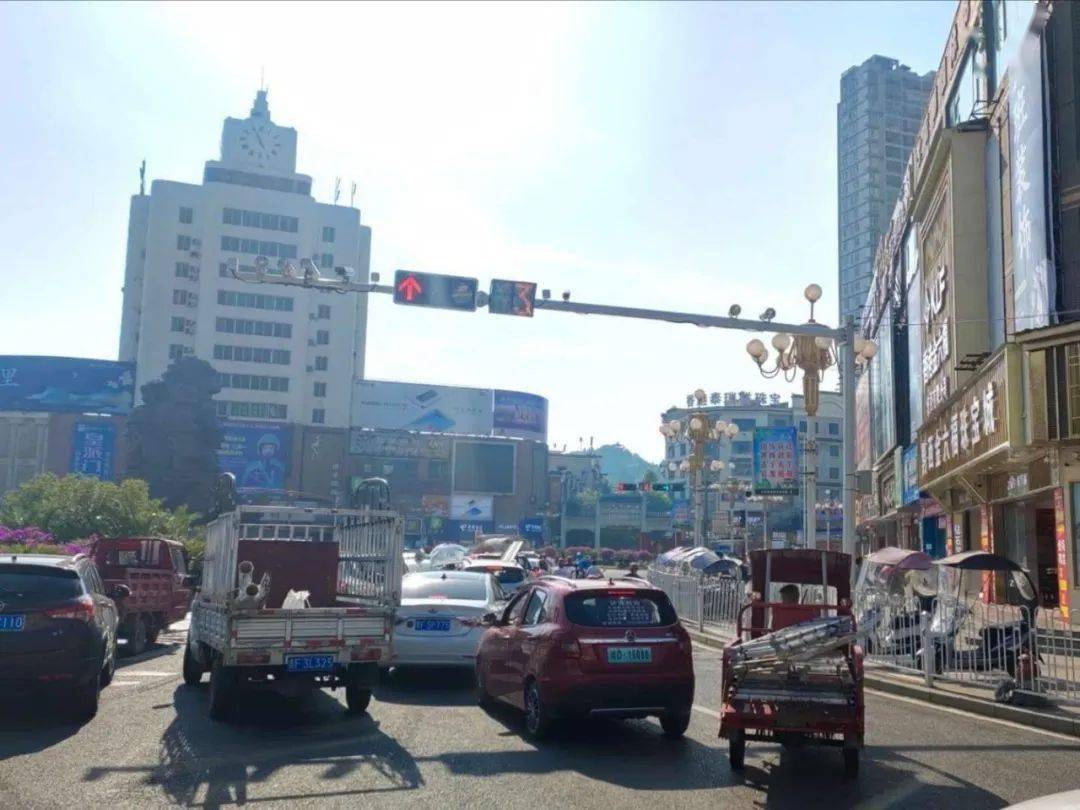 黔西:关于启用城区大转盘及黔大收费站转盘周边路段电子抓拍系统的