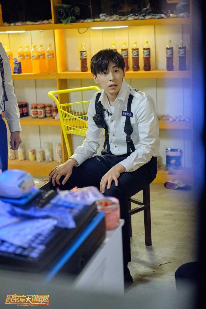 邓伦《密室大逃脱》剧照公开 保安伦过分帅气了!