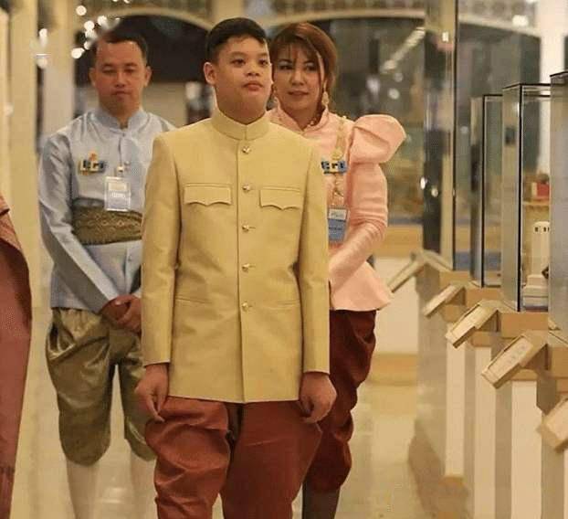 岁泰王儿子胖到没脖子,穿金色华服去会展,从小就有女伙伴相陪_苏提达