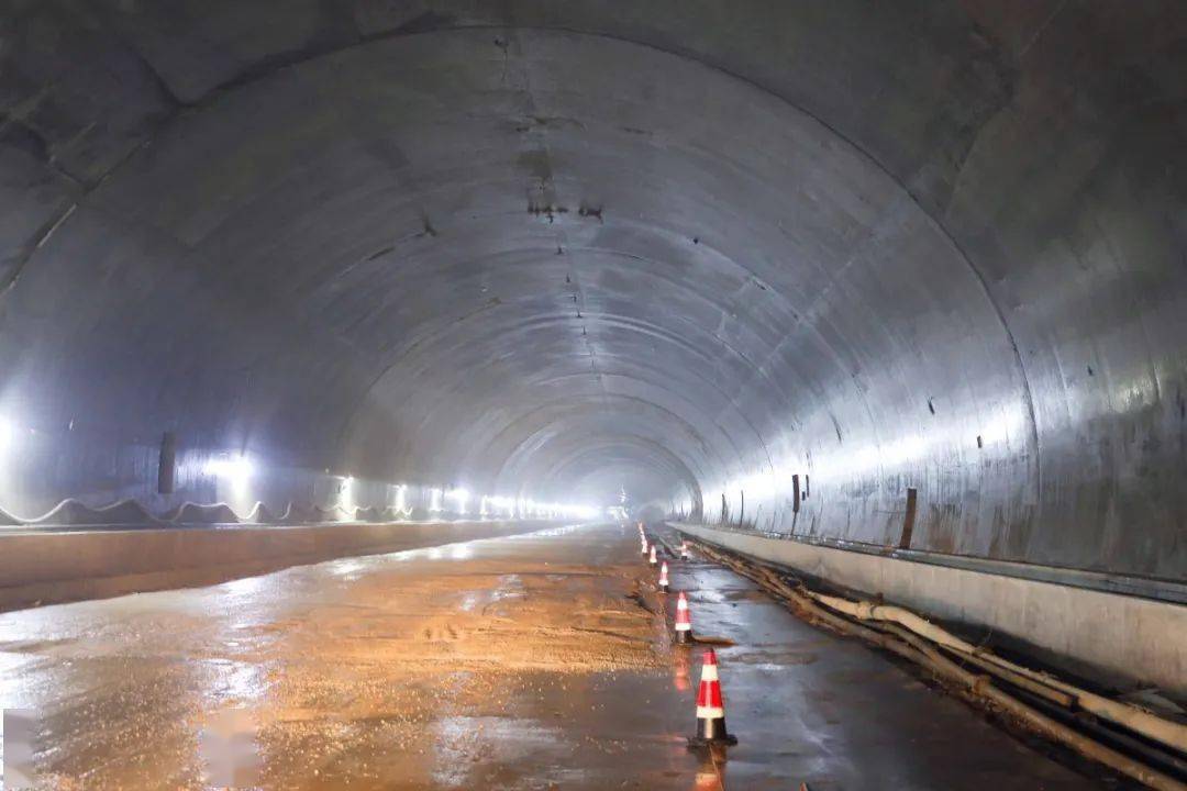 重要节点宜长高速葡萄岭隧道双向贯通