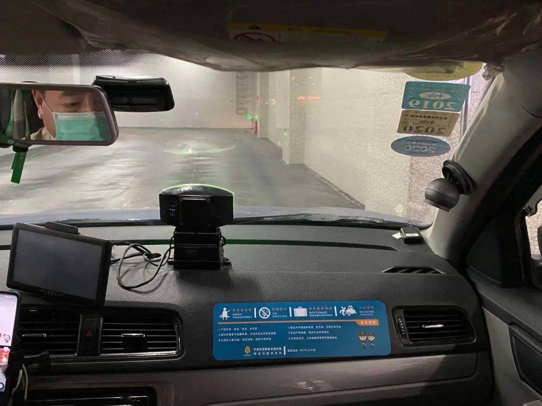 小小提示卡彰显出租车好形象海曙交通执法部门创新提示卡引导文明司乘