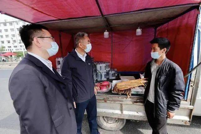 聚焦王岗:城管想吃啥扣啥,结局大快人心!_马敬伟