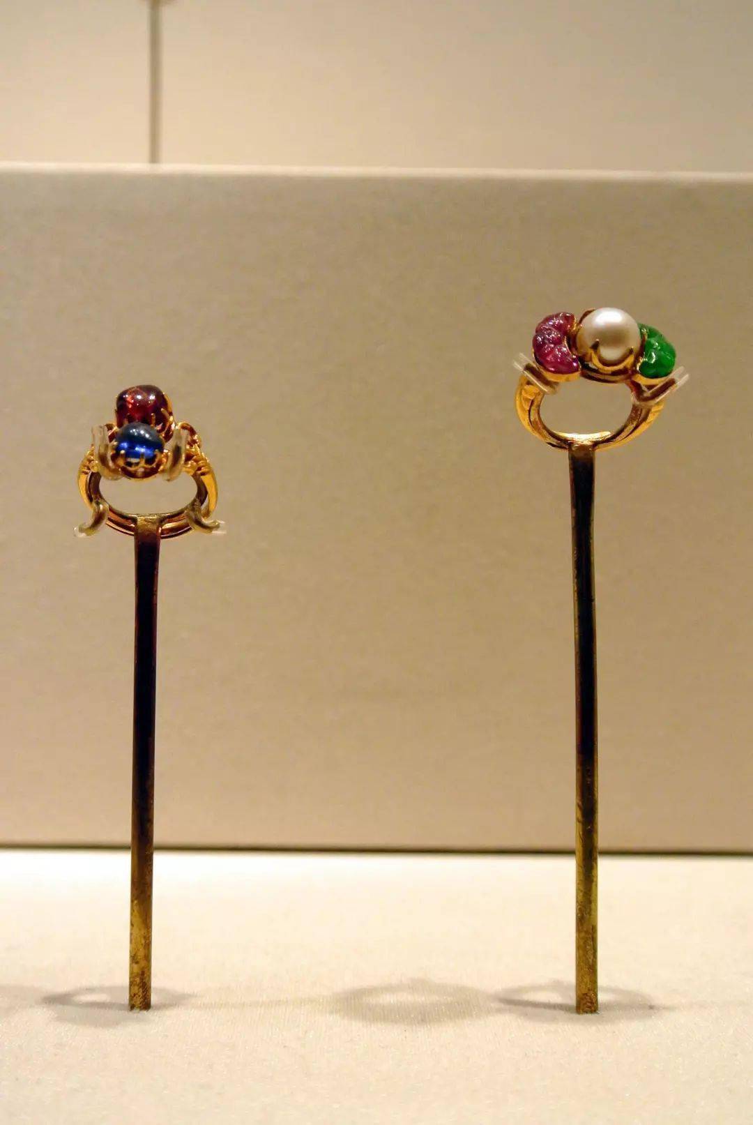 【金累丝龙纹嵌珍珠宝石帽顶】