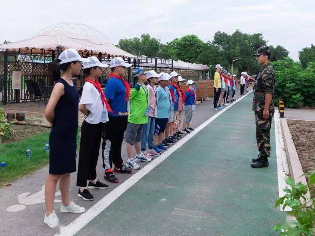 軍事體驗(真人cs)團隊合作訓練在為期三天的活動中,營員們開展了抗疫