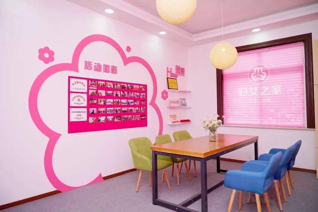 大茫村妇女之家▲大茫村妇女微家开展剪纸活动▲大茫村"暖心娘" "