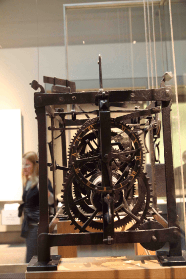 图15 古老的机械钟模型,用重锤作动力.