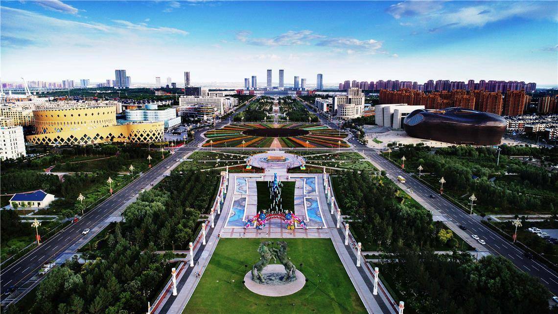 (康巴什中轴线,四周的建筑是文化艺术中心,大剧院,博物馆和图书馆.