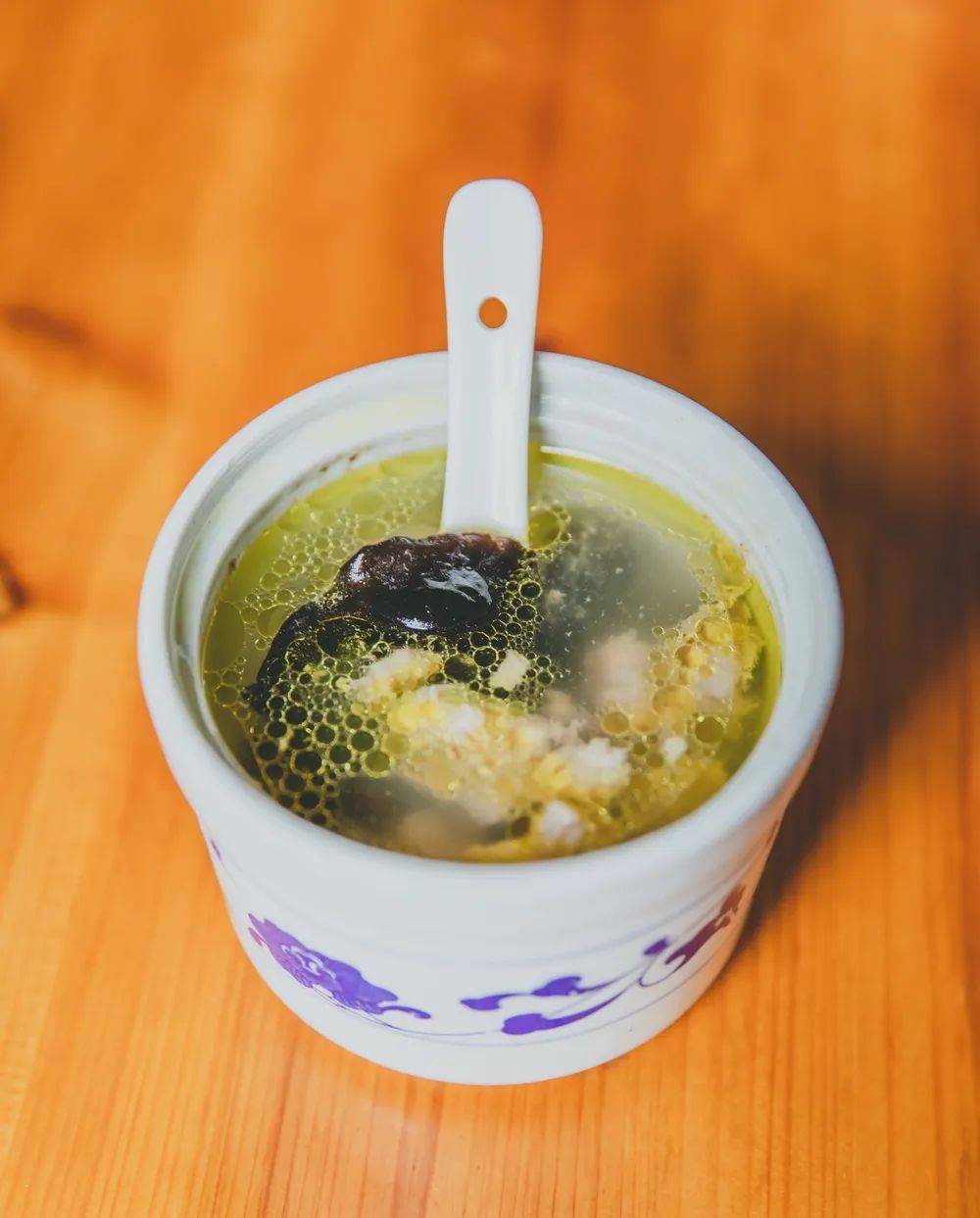 招牌都没有的苍蝇馆子,吃饭要预订,夏天还要放假!_鸡汤