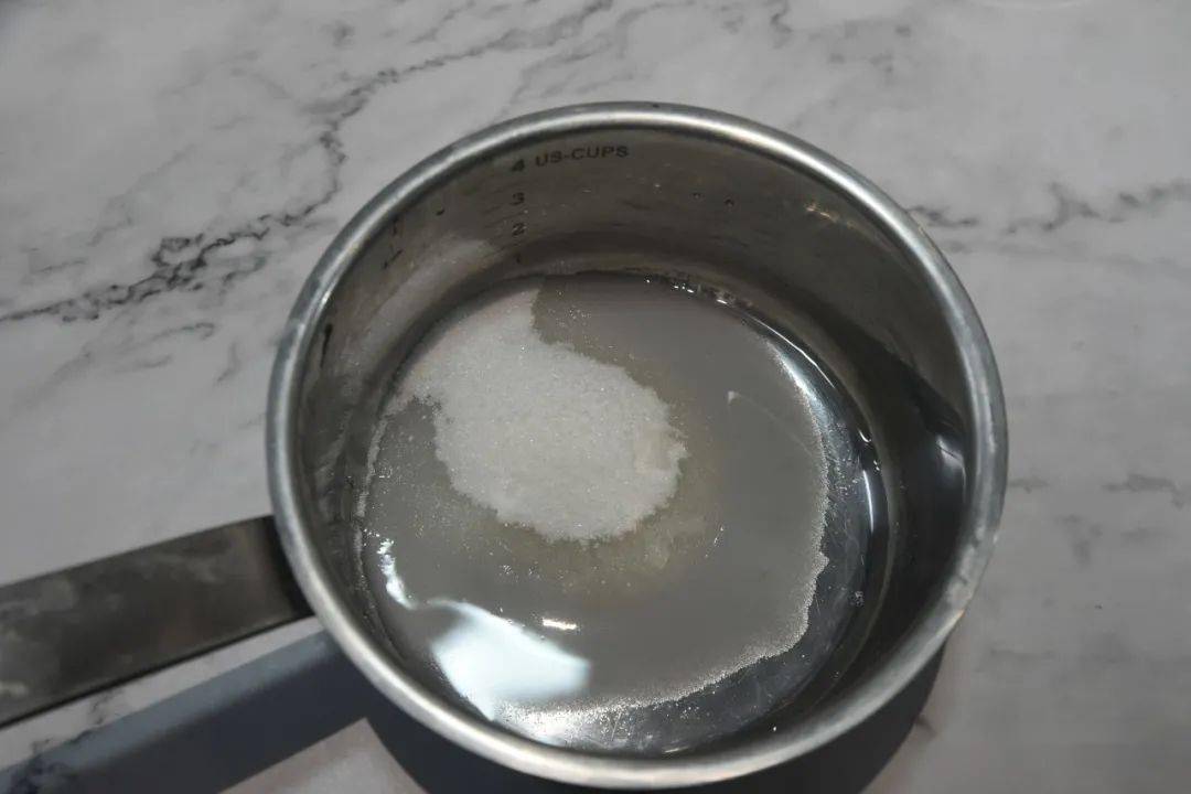 3.b材料中将糖 水放入小锅中煮沸至120度