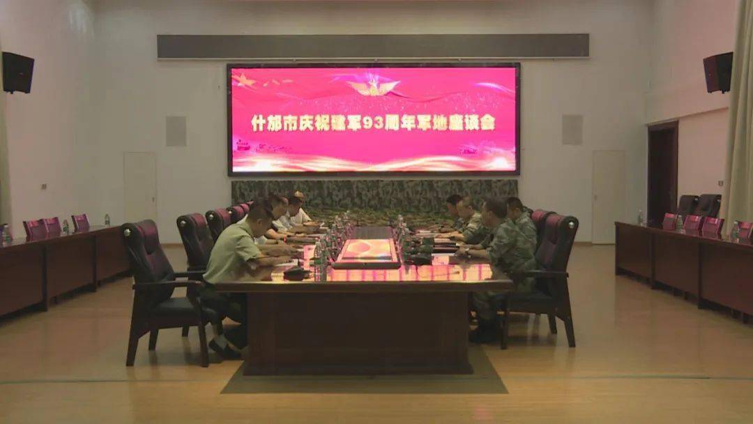 在驻什某部,卿伟一行集中向驻什77110,68302,32272,32279等部队赠送了