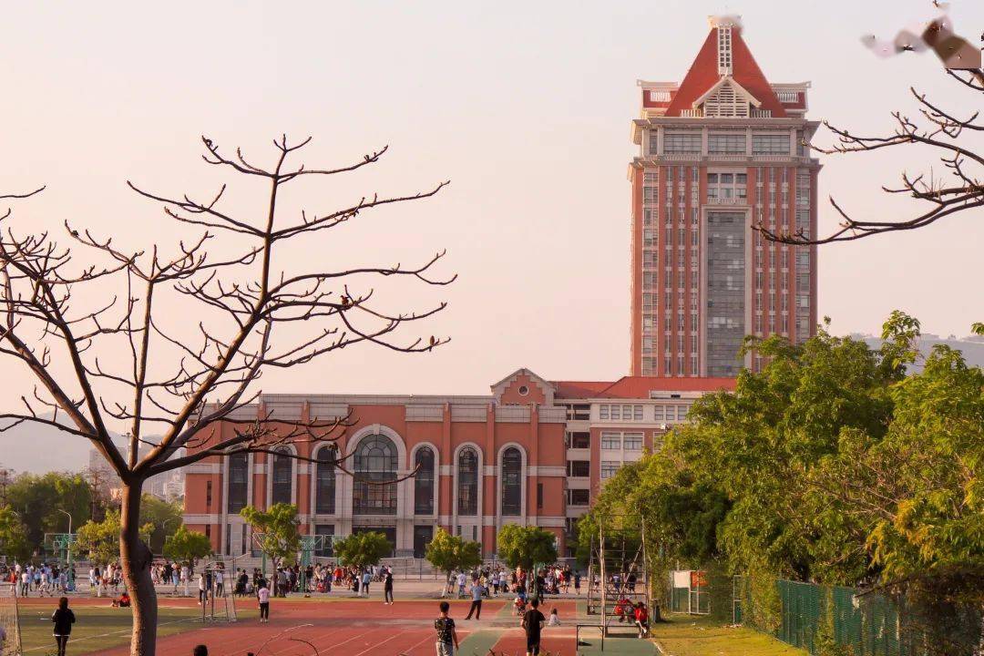 厦门高颜值的高校还有很多如华侨大学(厦门校区),厦门华厦学院