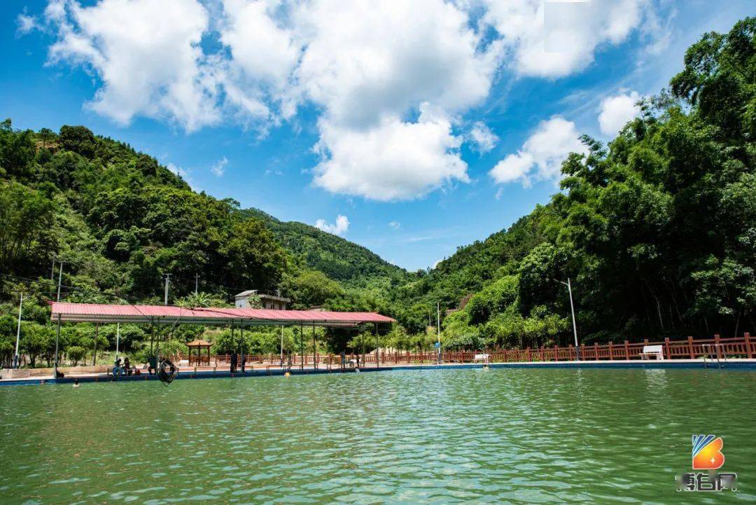博白一处高山峡谷之中惊现唯美山泉水游泳池