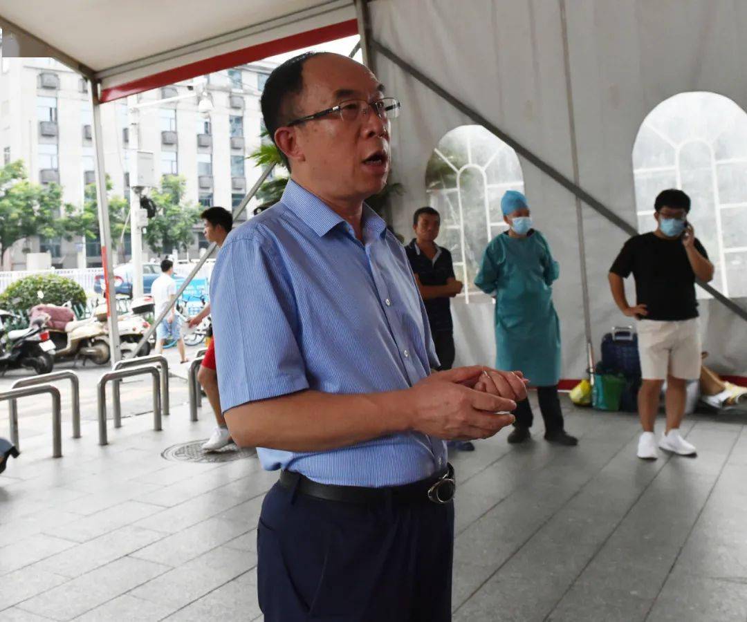 医院院长熊汉鹏在出征仪式上讲话