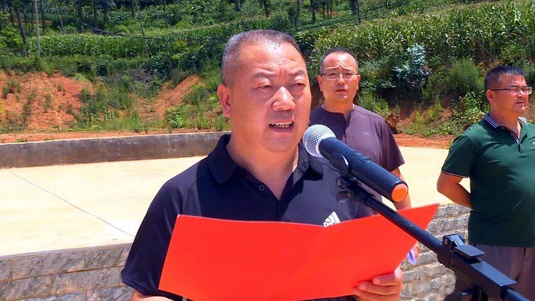 县委常委,常务副县长李明洪出席开工仪式并宣布开工当天,县属相关部门