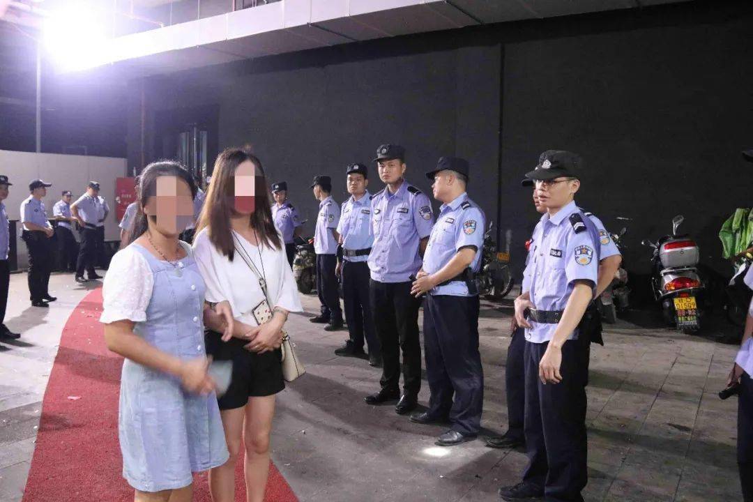 凌晨藤县警方突袭某酒吧抓获14名涉毒嫌疑人