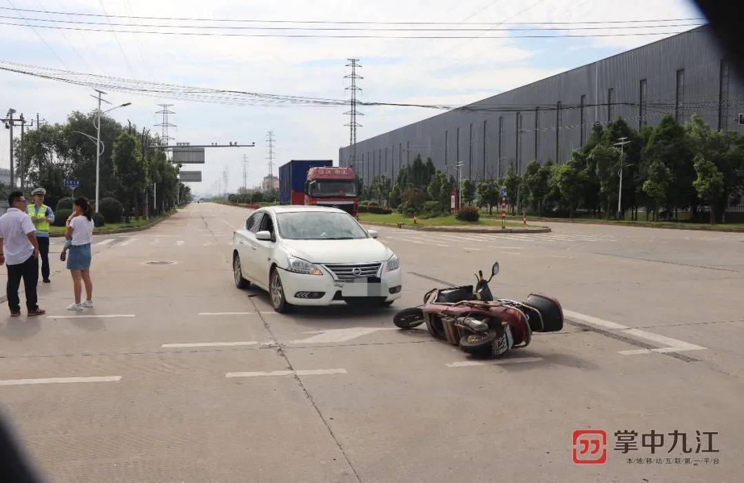 視頻丨引以為戒!電動車闖紅燈引發交通事故, 交警定責電動車全責