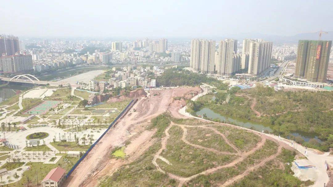 道路路面已挖好,已见道路雏形;3月1日01府前路是罗定市泷州新城"两横