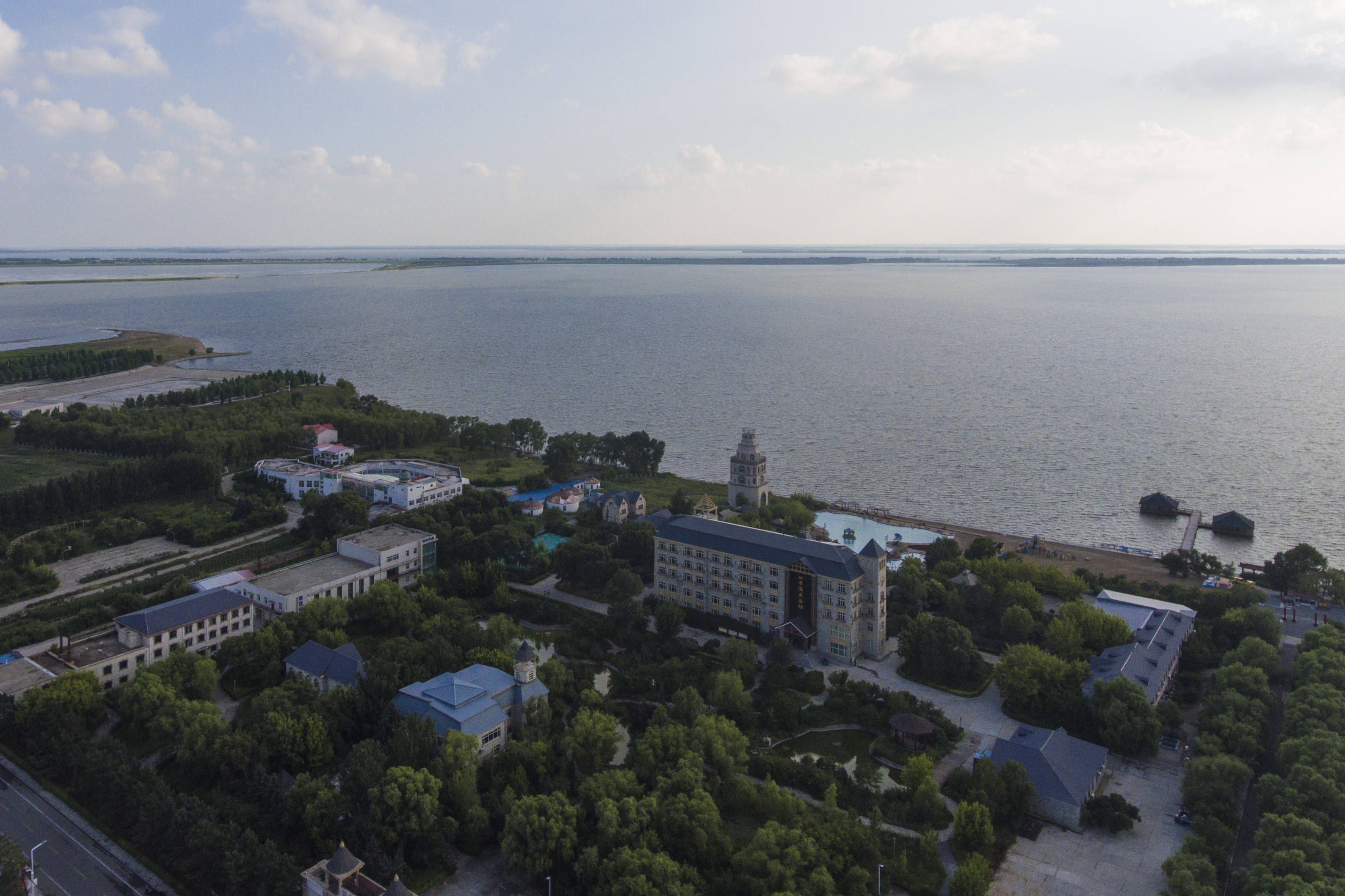 这是7月30日拍摄的连环湖温泉景区(无人机照片)