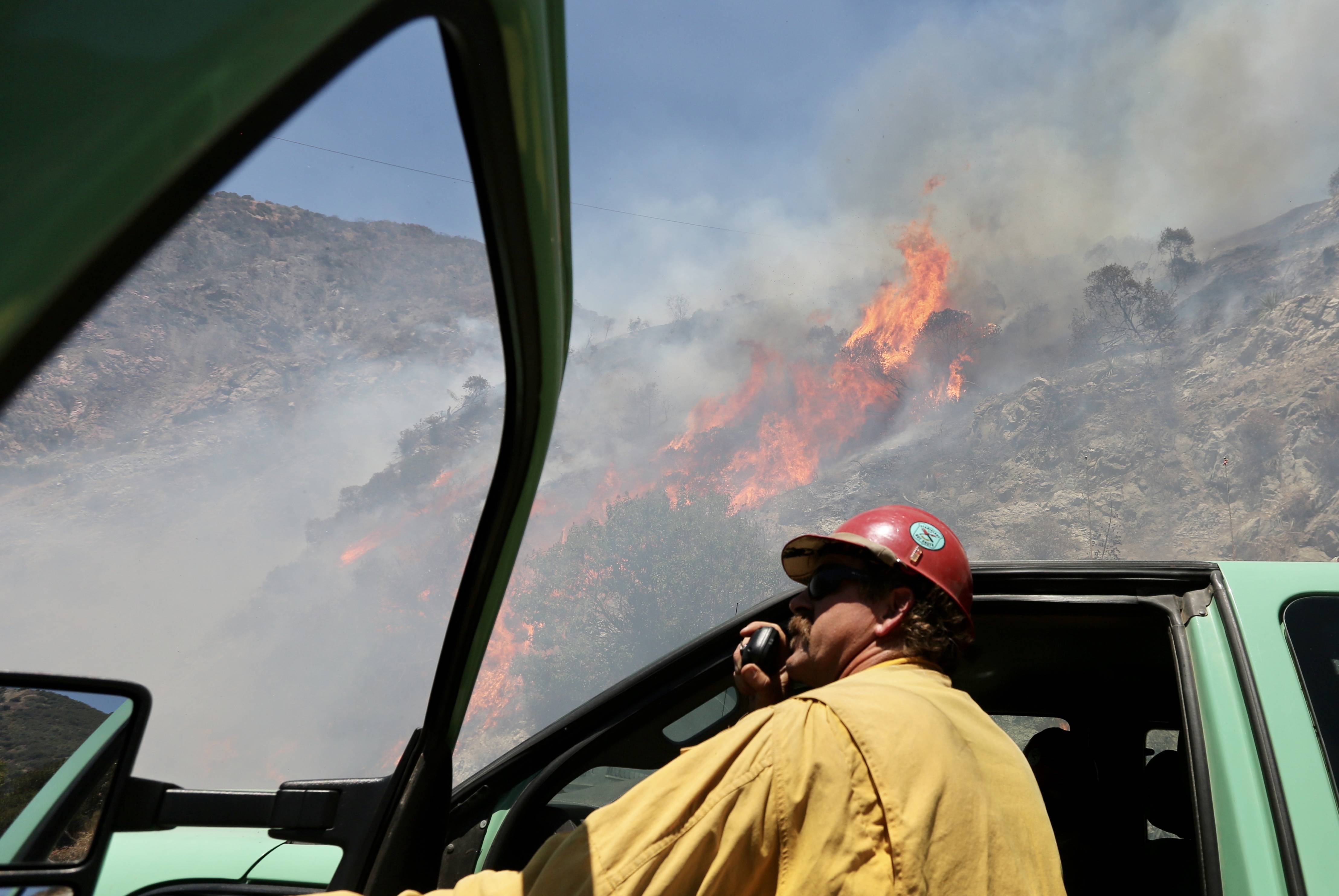 美国南加州山火肆虐_灭火