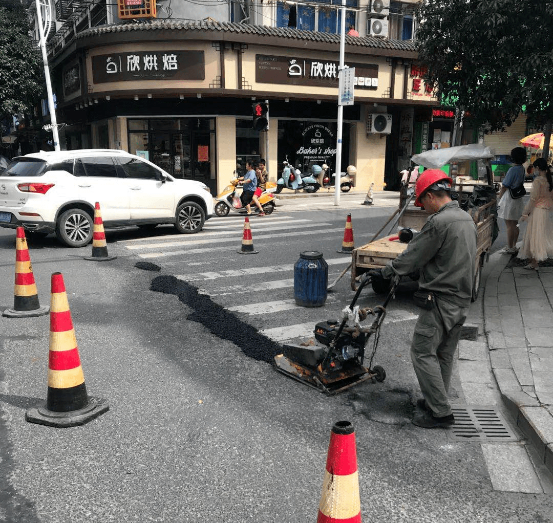 巡查人员检查了北街,溪边路,平昌路,君子路等县内主支干道的路面情