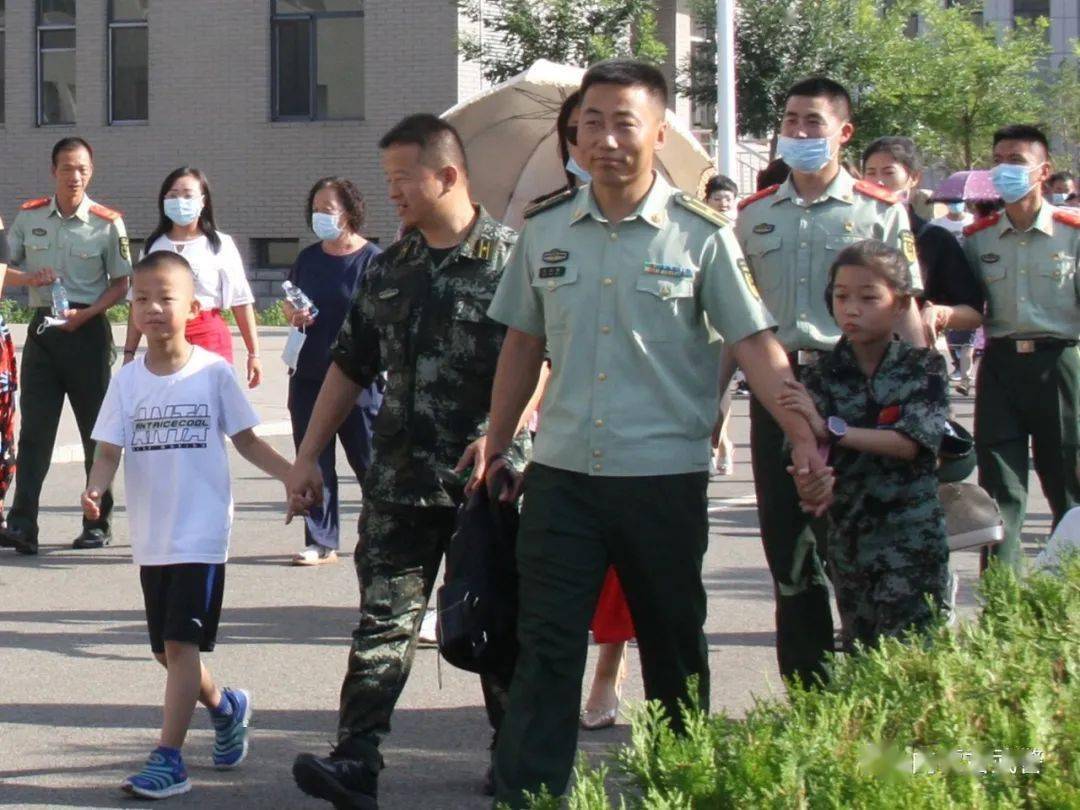 小手拉大手,小家连"大家",这个"八一"太暖心了