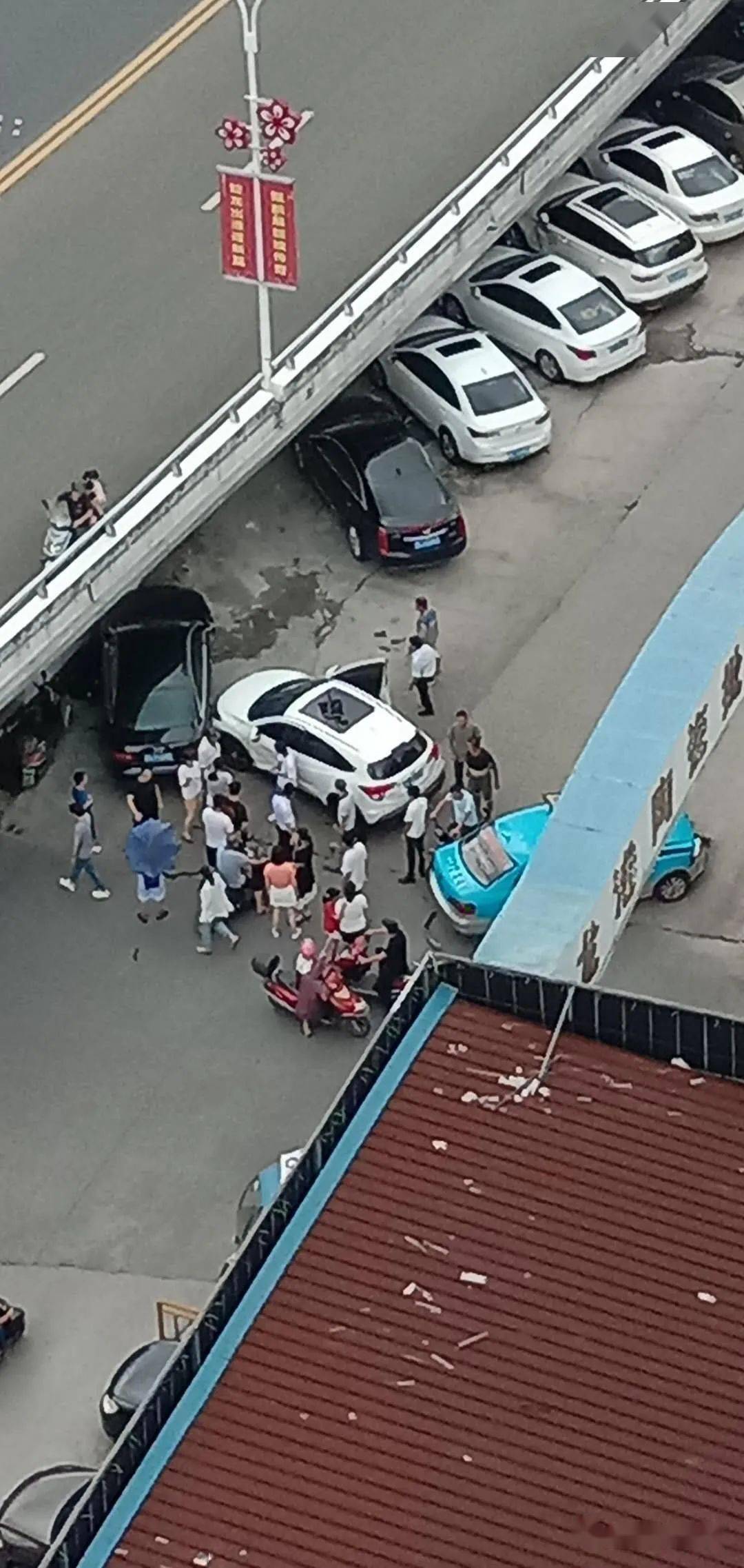 突发龙港瓯南大桥桥下发生小车相撞