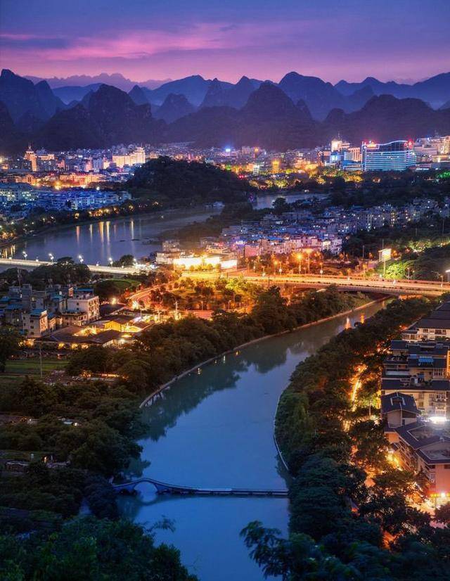 桂林夜景7月30日,桂林市召开"绚丽王城 点亮桂林"夜间经济活动媒体