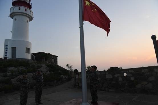 每天清晨升國旗,是王繼才夫婦在開山島上堅持了32年的事.