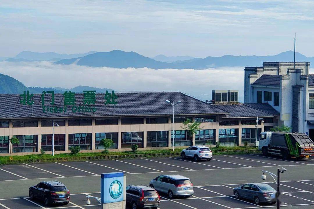 黄山风景区北大门出现壮观云海