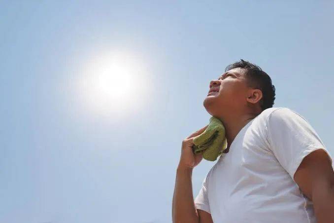 我要是穿些涼爽的衣服就好了.我熱炸了!turn on the air conditioner!