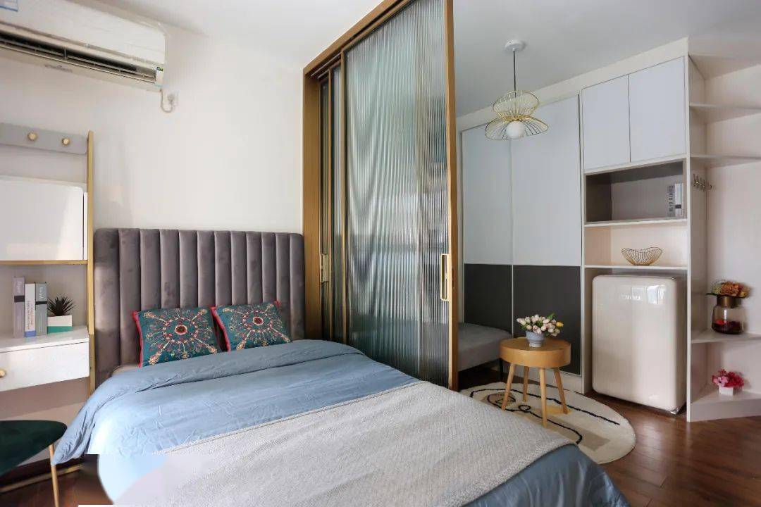 漂亮小姐姐 两只喵,挤在30平单间,怒花1.7万改造_卧室