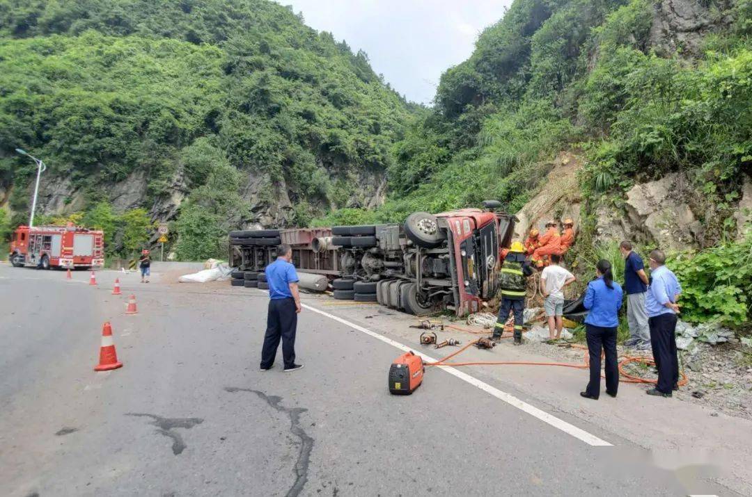道路受阻发生一起货车侧翻事故209国道恩施州宣恩县莲花路往椒园方向
