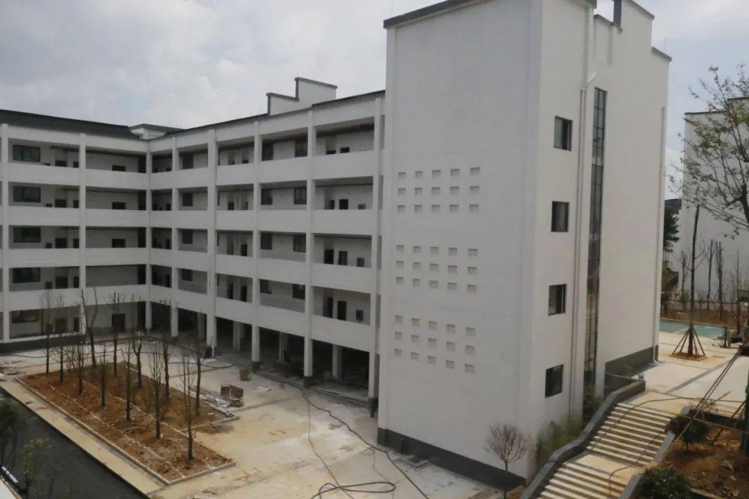 开阳三中这个依山傍水的新校区会给你带来什么不一样的惊喜呢