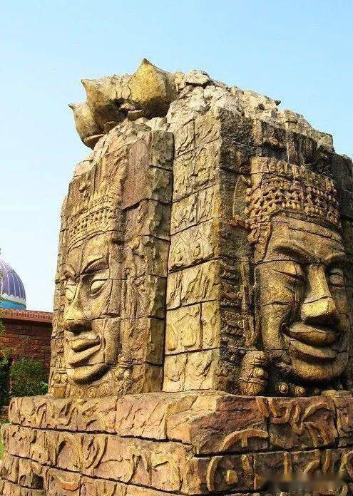 斯芬克斯狮身人面像狮身人面像树立在胡夫金字塔东侧,头戴"奈姆斯"